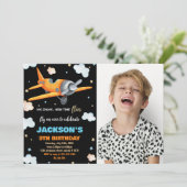 Invitations d'anniversaire de l'avion Orange Noir (Debout devant)