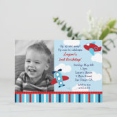 Invitations d'anniversaire de photo de garçon (Debout devant)