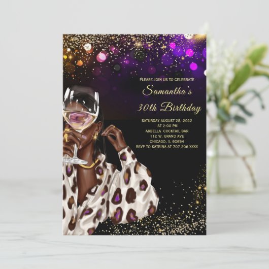 Invitations d'anniversaire pour une femme afro-amé (Debout devant)