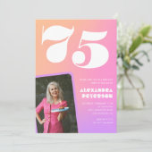 Invitations de 75e anniversaire rose pour sa Retro (Debout devant)