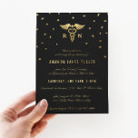 Invitations de diplômés en soins infirmiers | Or e<br><div class="desc">Invitations à la remise des diplômes de l'école de sciences infirmières en or et en noir. Parfait pour célébrer une nouvelle infirmière ! Symbole de confetti et de caducée sophistiqué avec "RN" dans un effet imprimé or chatoyant.</div>