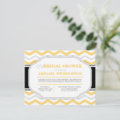 Invitations de douche nuptiale gris et jaune Chevr (Debout devant)