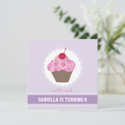 Invitations DE FÊTE D'ANNIVERSAIRE :: cupcake 4SQ (Debout devant)