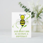 Invitations de fête d'anniversaire d'abeille de (Debout devant)