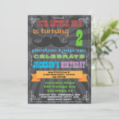 Invitations de fête d'anniversaire de moustache de (Debout devant)