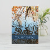 Invitations de mariage dans l'arbre d'automne (Debout devant)