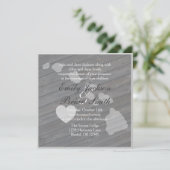 Invitations de mariage gris Hawaii en bois rustiqu (Debout devant)