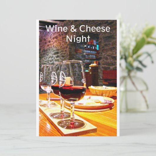 Invitations de nuit de vin et de fromage (Debout devant)