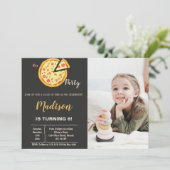Invitations de pizza avec photo (Debout devant)