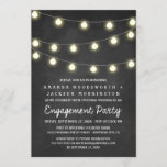 Invitations du groupe de discussion Chalkboard and<br><div class="desc">Chalkboard et Lights Engagement Party Invitations - présente un arrière - plan de tableau noir avec des lampes à cordes et de la typographie de la craie. Voir la collection complète de modèles correspondants sur cette page.</div>