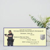 Invitations d'une femme de police à la retraite (Debout devant)