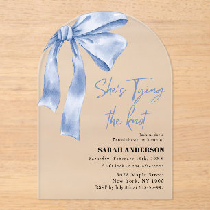 Invitations En Acrylique Elle est Tying the Knot bleu bow Fête des mariées