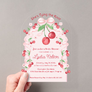 Invitations En Acrylique Elle noue le nœud Coquette Cerise Nuptiale