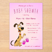 Rico le chien tenant de mignons chaussons de bébé