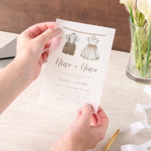 Invitations En Vélin Vêtements de bébé neutres en espagnol Révélation d