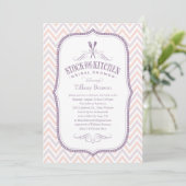 Invitations mauve-clair de douche de cuisine de (Debout devant)
