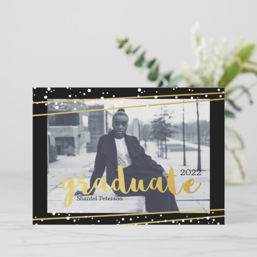 Invitations modernes de diplômés en noir, or et bl (Debout devant)