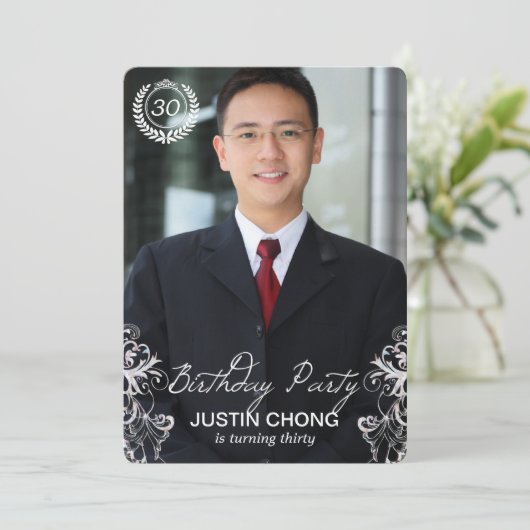 Invitations modernes élégantes d'anniversaire de (Debout devant)