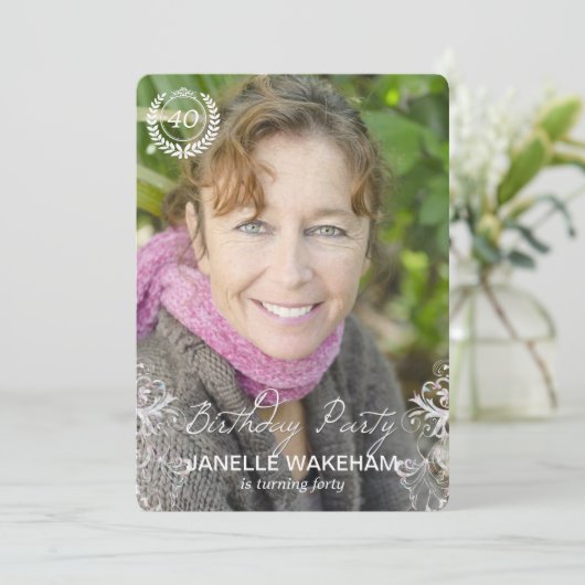 Invitations modernes élégantes d'anniversaire de (Debout devant)