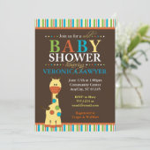 Invitations multicolores de baby shower de girafe (Debout devant)