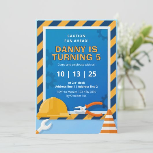 Invitations pour la fête d'anniversaire de constru (Debout devant)