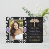 Invitations pourpres d'annonces d'obtention du (Debout devant)