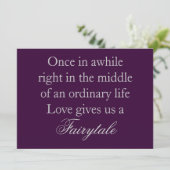 Invitations pourpres de mariage avec la citation (Debout devant)