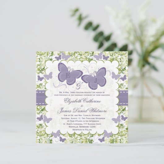 Invitations pourpres de mariage de papillon (Debout devant)