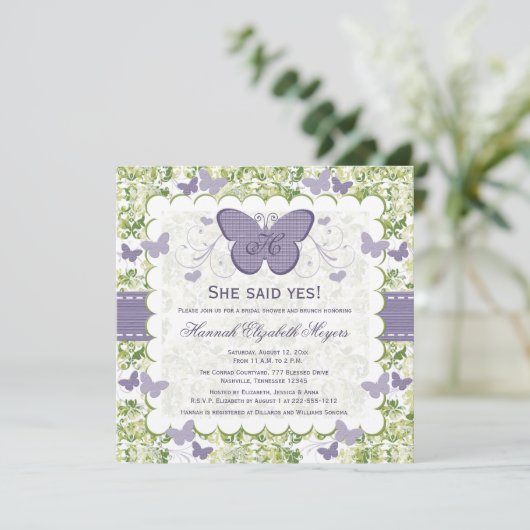 Invitations pourpres d'invitations de Fête de la (Debout devant)