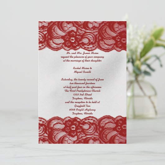 Invitations rouges de dentelle (Debout devant)