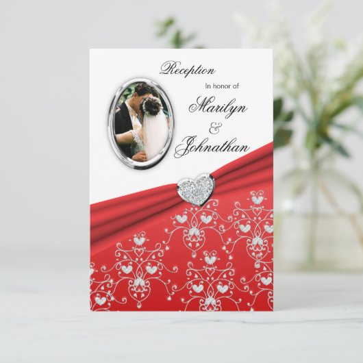 Invitations rouges de réception de damassé de (Debout devant)