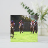 Invitations sur le terrain de course de chevaux (Debout devant)