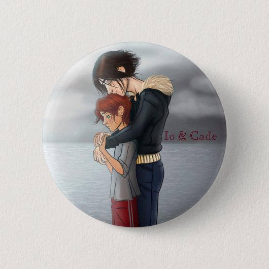 Io & Cade Ronde Button 5,7 Cm (Voorkant)