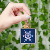 Iridescent sneeuwvlok op donkerblauw sleutelhanger (Hand)