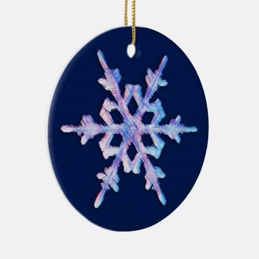 Iridescent Snowflake op donkerblauw Keramisch Ornament (Rechts)