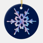 Iridescent Snowflake op donkerblauw Keramisch Ornament (Voorkant)