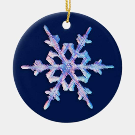 Iridescent Snowflake op donkerblauw Keramisch Ornament (Voorkant)