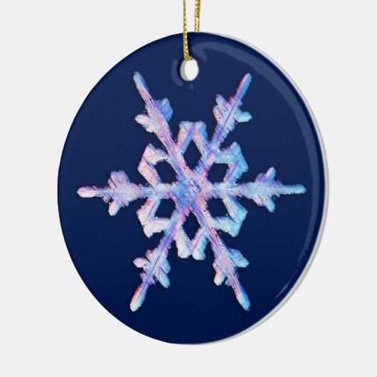 Iridescent Snowflake op donkerblauw Keramisch Ornament (Links)