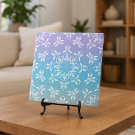 Iridescente Pastel Purple Turquoise Ombre élégant<br><div class="desc">Elégant design de carreaux décoratifs avec des ornements blancs sur un arrière - plan irisé pastel violet à dégradé turquoise.</div>