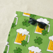 Irish Beer Mok met Shamrock Clover Pattern Strandlaken (In situ)