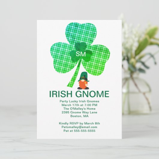 Irish Gnome Monogram Shamrock St Patricks Invite Feestdagenkaart (Staand voorkant)
