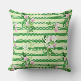 IRISH GREEN SHAMROCKS AND TINY PINK FLOWERS KUSSEN