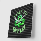 Irish Pub Black Green Shamrock Neon Horloge (Angle)