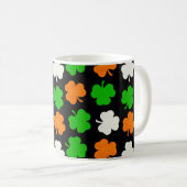 Irlande Papercut Shamrocks - Mug de café noir (Devant droit)