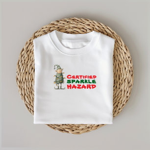 Ironische kerstelf met kerstverlichting in vintage t-shirt