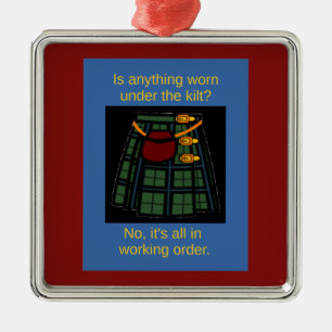 Is er iets onder de kilt gedragen? metalen ornament