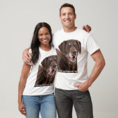 Is er iets op mijn gezicht Chocolate Labrador? T-shirt (Unisex)