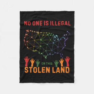 Is illegaal in deze gestolen land Sticker Fleece Deken