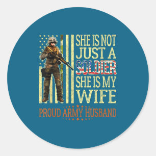 Is niet een soldaat is vrouw trots leger echtgenoo ronde sticker