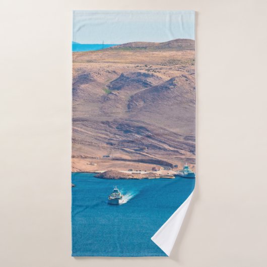 Island of Pag stone desert and ferry port view, Da (Serviette de bain)